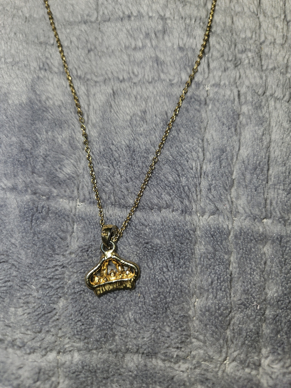 Vintage Avon Gold Tone Queen's Crown Pendant Necklace - Picture 2 of 5